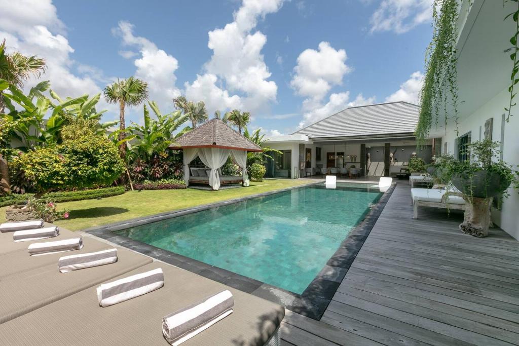 Amazing 4 BR villa with garden, pool in Seminyak Amazing 4 BR villa with garden, pool in Seminyak