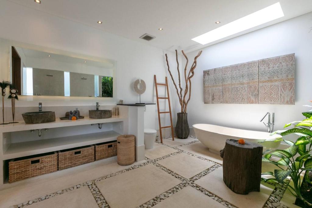 Amazing 4 BR villa with garden, pool in Seminyak Amazing 4 BR villa with garden, pool in Seminyak