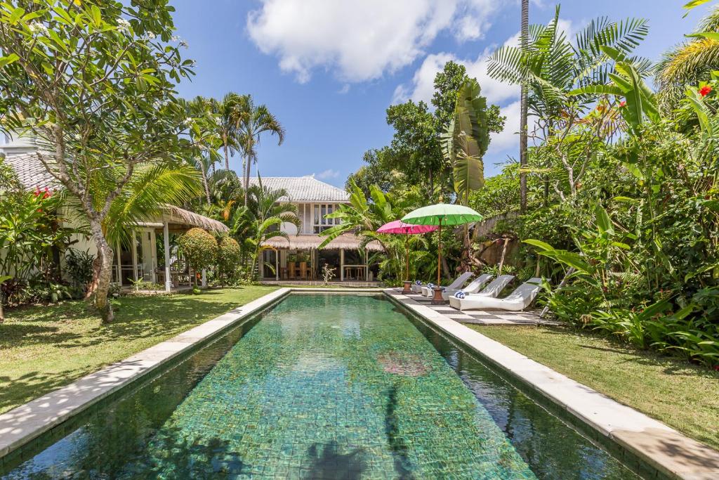 Villa Sarah 4 chambres près de la plage Oberoi Seminyak Villa Sarah 4 chambres près de la plage Oberoi Seminyak