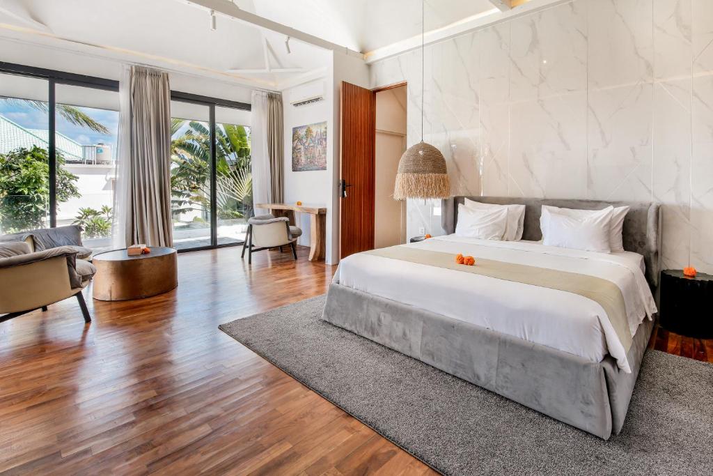 Villa Giraffe Seminyak, 4br short walk to Potato Head Villa Giraffe Seminyak, 4br short walk to Potato Head