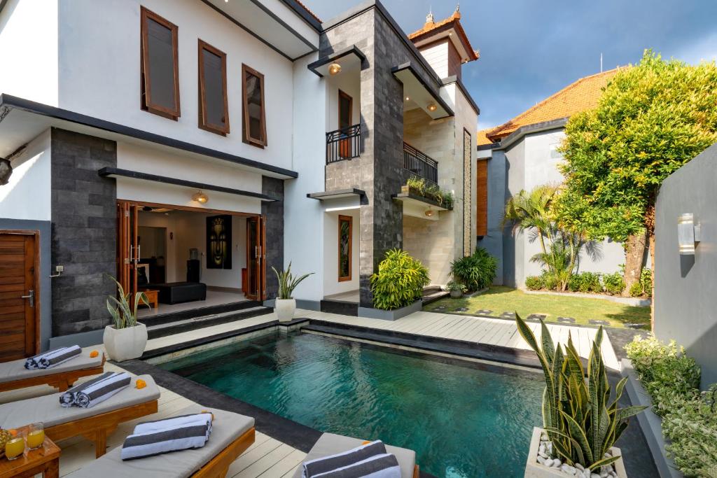 Vast 5bd Villa with Garden and Private Pool 250m to Beach Vast 5bd Villa with Garden and Private Pool 250m to Beach
