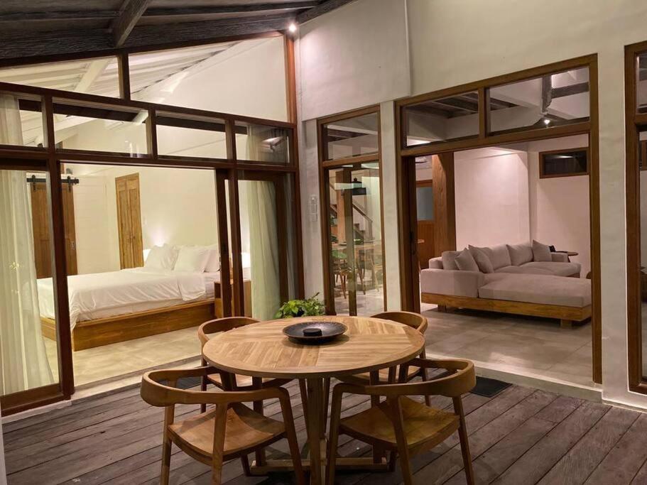 Savvy Villa, a Tranquil Oasis & Walk to the Beach Savvy Villa, a Tranquil Oasis & Walk to the Beach