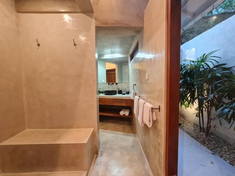 Savvy Villa, a Tranquil Oasis & Walk to the Beach Savvy Villa, a Tranquil Oasis & Walk to the Beach