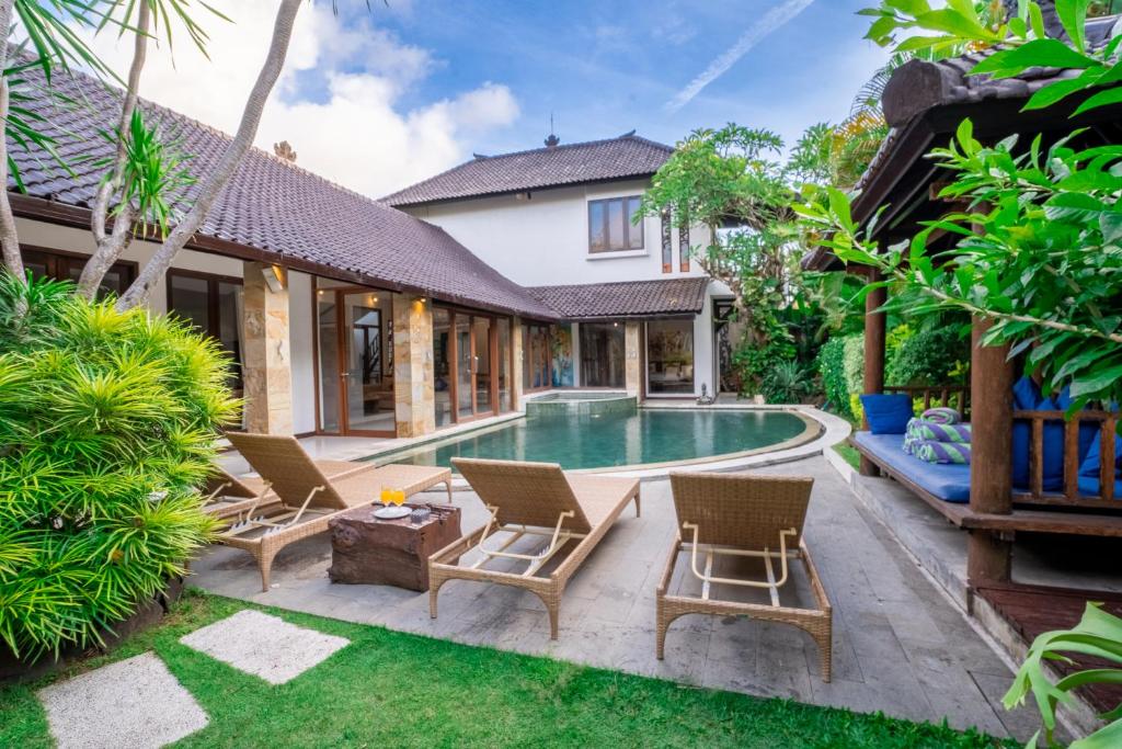 Enclose living 5Br Villa Center of Seminyak Near Beach Enclose living 5Br Villa Center of Seminyak Near Beach