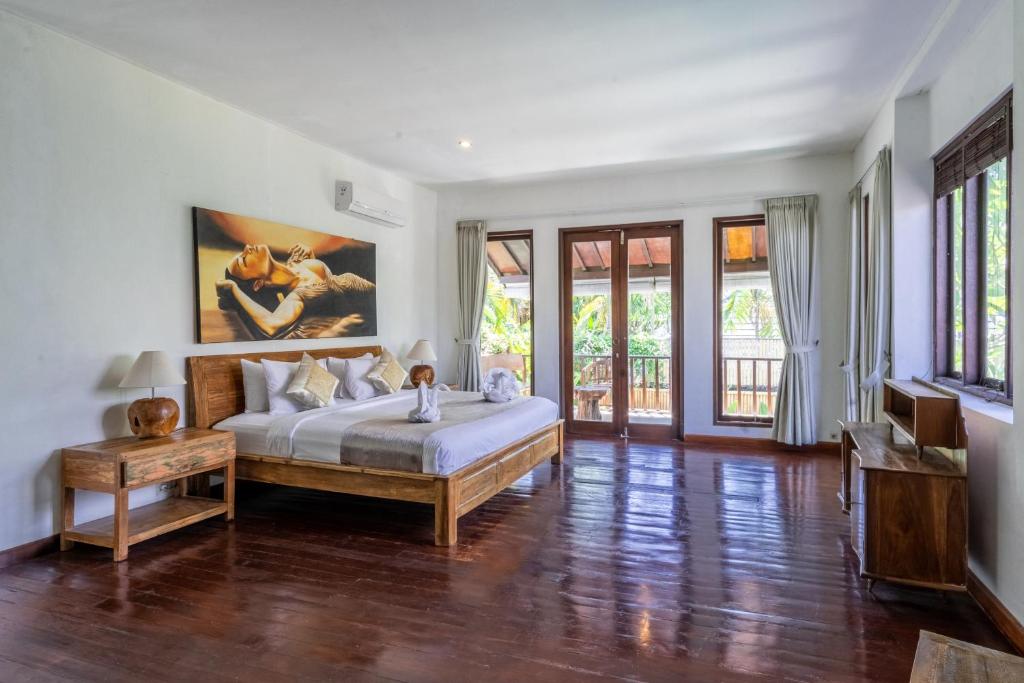 Enclose living 5Br Villa Center of Seminyak Near Beach Enclose living 5Br Villa Center of Seminyak Near Beach