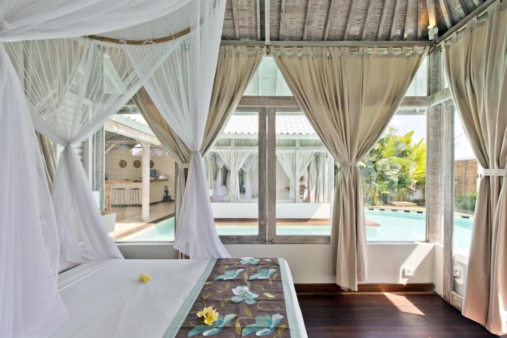 Villa Laksmana Hideaway 2 - Surrounded by water- 2bd villa with fantastic pool!