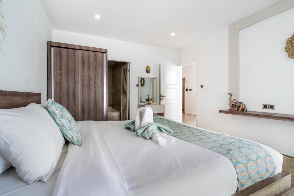 Master Suite in shared Pool Villa -Ideal for Entertaining Master Suite in shared Pool Villa -Ideal for Entertaining