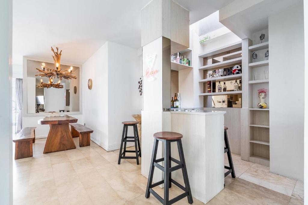 Master Suite in shared Pool Villa -Ideal for Entertaining Master Suite in shared Pool Villa -Ideal for Entertaining