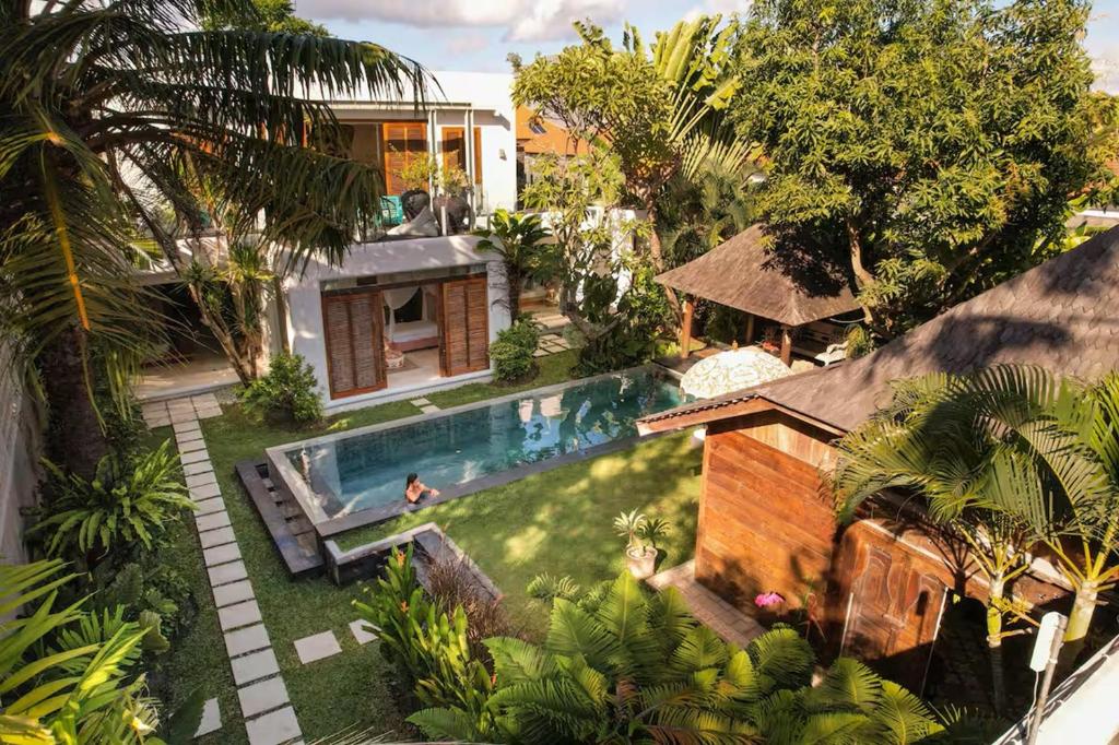 Tropical Villa Batik - Large Garden & Pool, Concierge! 3mins to Beach, Clubs, Cafes Tropical Villa Batik - Large Garden & Pool, Concierge! 3mins to Beach, Clubs, Cafes