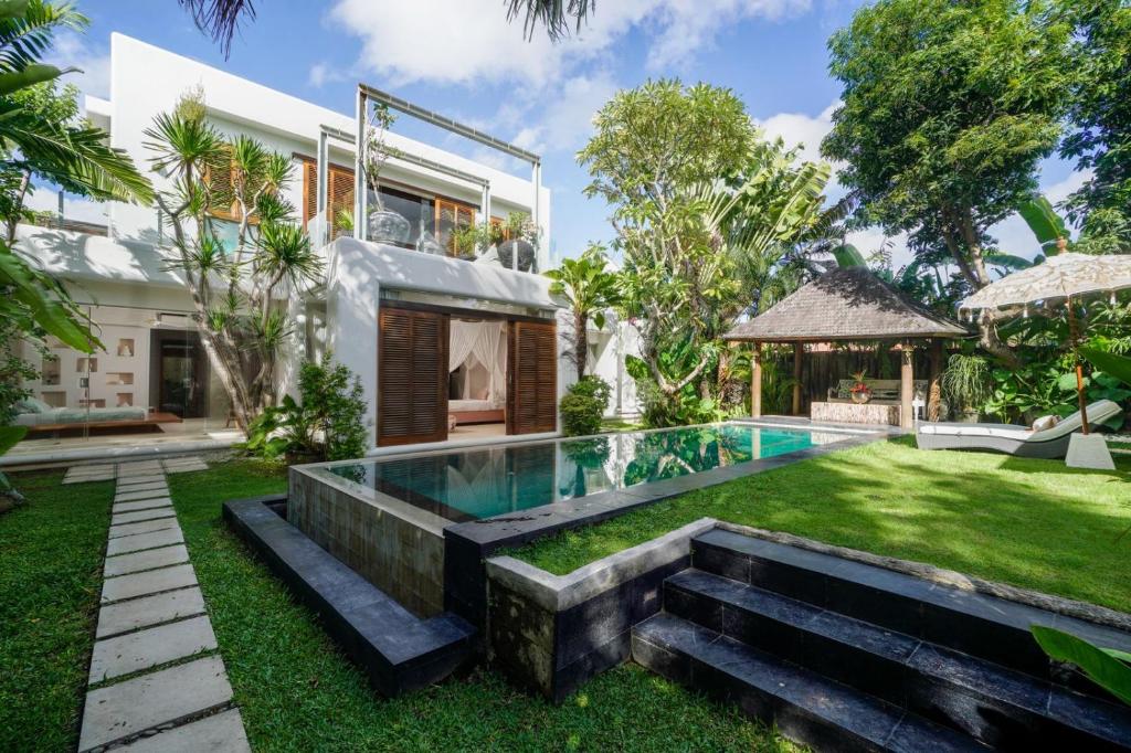 Tropical Villa Batik - Large Garden & Pool, Concierge! 3mins to Beach, Clubs, Cafes Tropical Villa Batik - Large Garden & Pool, Concierge! 3mins to Beach, Clubs, Cafes