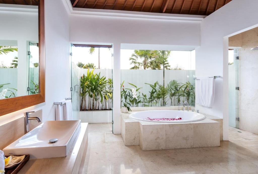 Villa Rubina - Luxury Pool Villa in Batu Belig Next to the Beach! Villa Rubina - Luxury Pool Villa in Batu Belig Next to the Beach!
