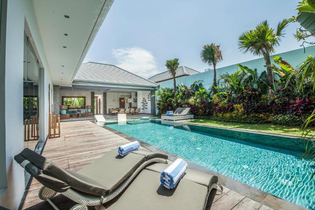 Walk to the Beach from Luxury Designer Villa Walk to the Beach from Luxury Designer Villa
