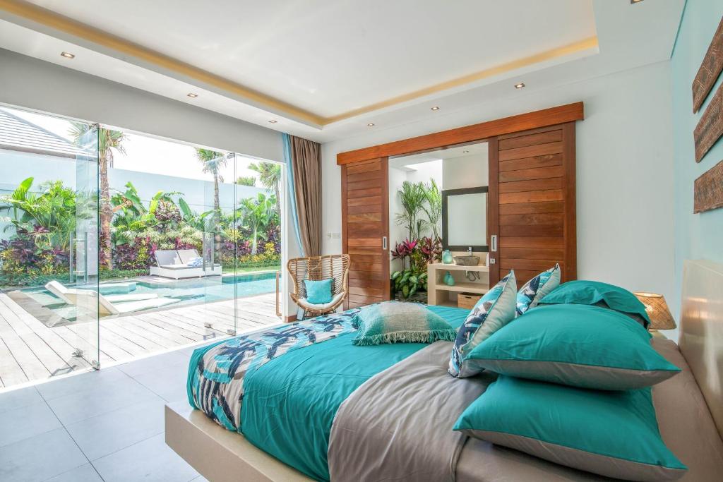 Walk to the Beach from Luxury Designer Villa Walk to the Beach from Luxury Designer Villa
