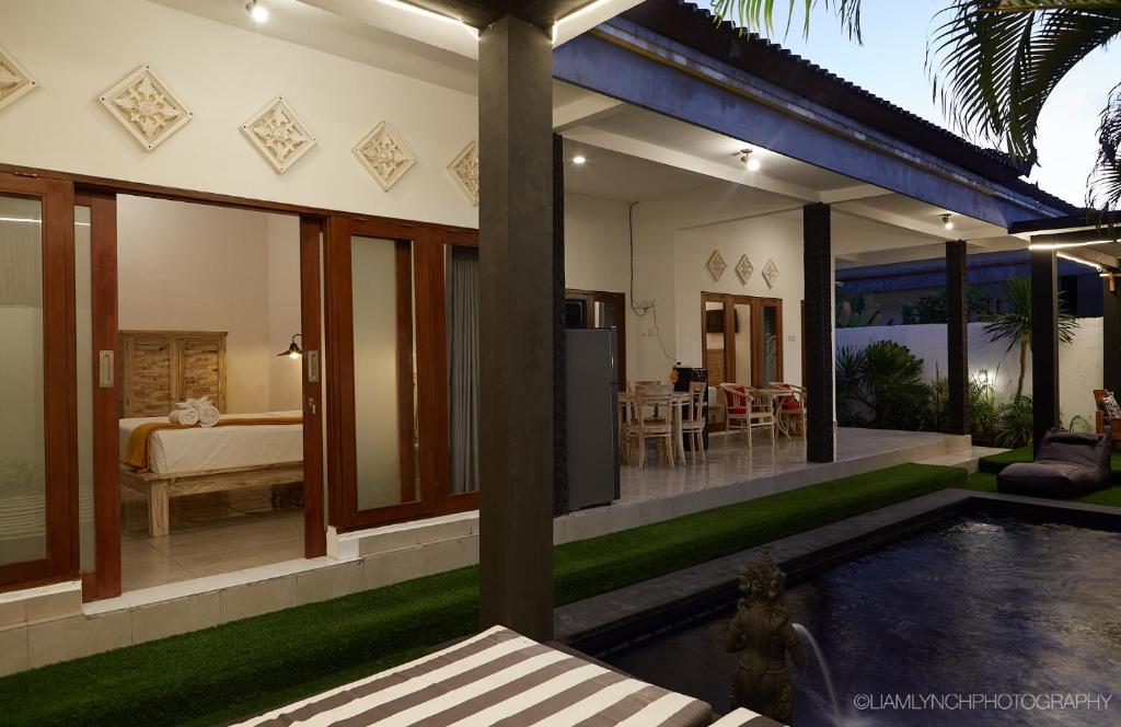 Massive 6-bedroom Villa with 2 Pools Massive 6-bedroom Villa with 2 Pools