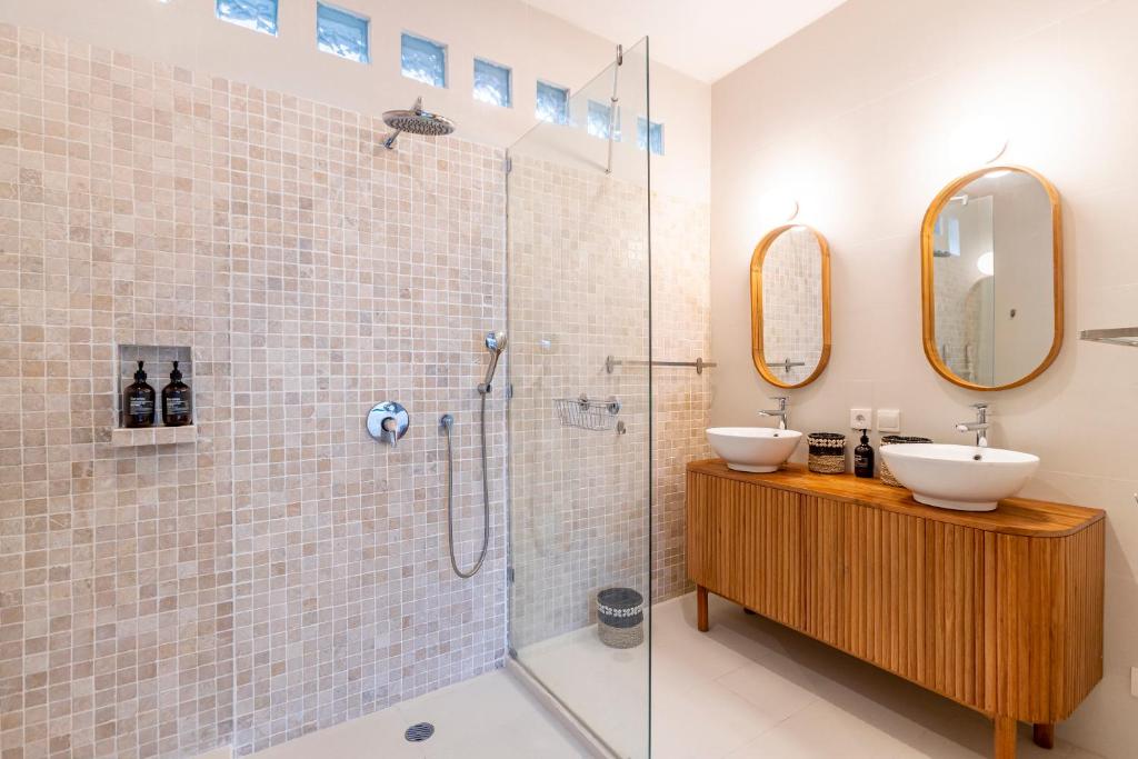 Villa Elea - Bright & Modern 2BR Villa in Seminyak with Private Pool and Sunset Rooftop Villa Elea - Bright & Modern 2BR Villa in Seminyak with Private Pool and Sunset Rooftop