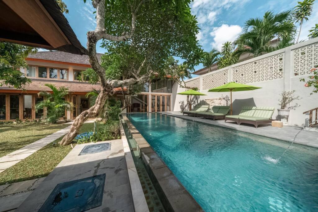 Balinese Luxury Amisha Villa: 4BR in Seminyak Balinese Luxury Amisha Villa: 4BR in Seminyak