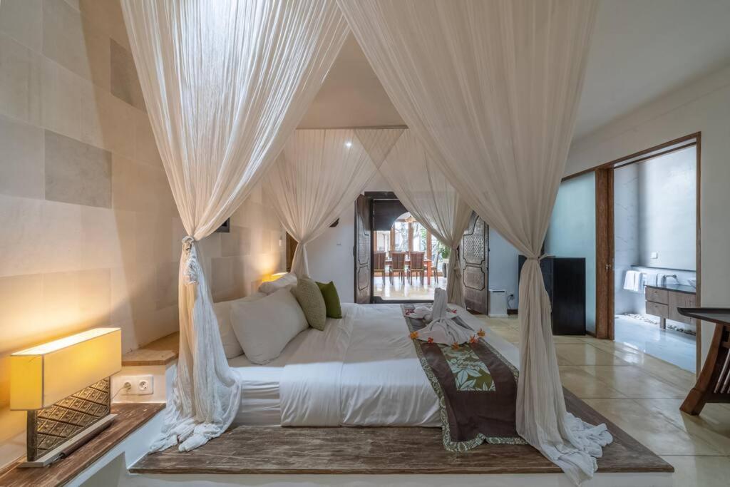Balinese Luxury Amisha Villa: 4BR in Seminyak Balinese Luxury Amisha Villa: 4BR in Seminyak