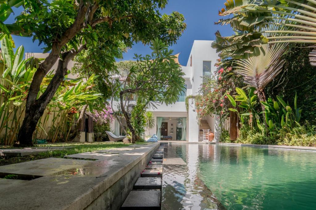 Villa Saffira, Seminyak - Pool, Garden, Rooftop - Walk to Beach and Cafes! Villa Saffira, Seminyak - Pool, Garden, Rooftop - Walk to Beach and Cafes!