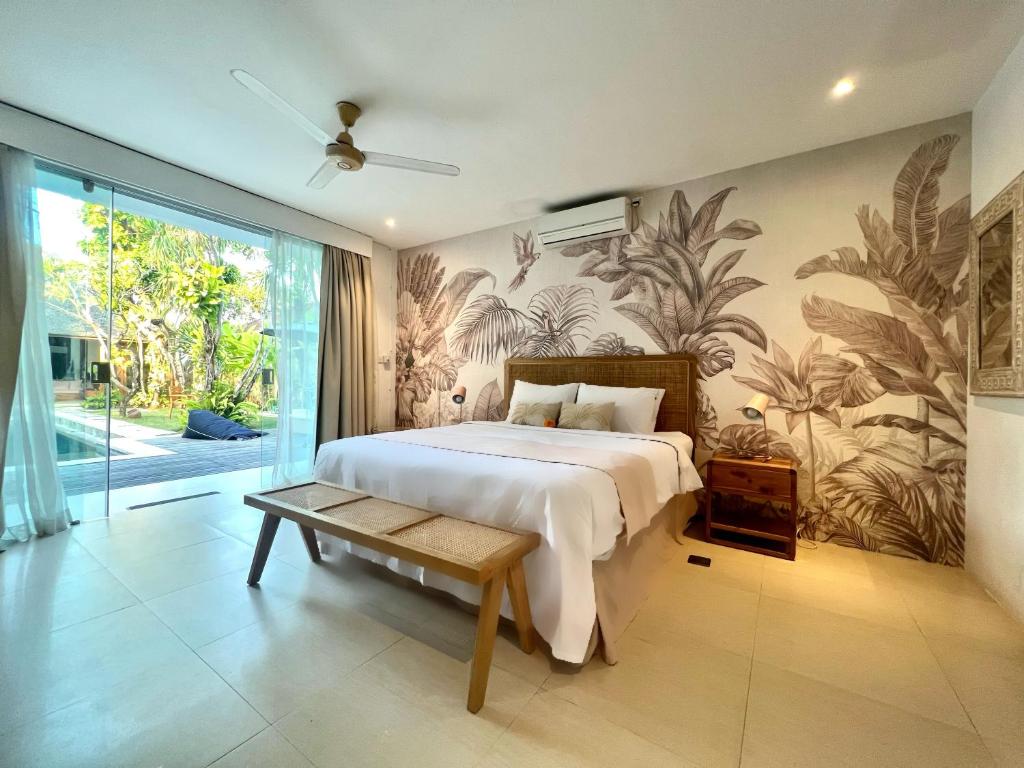 Villa Saffira, Seminyak - Pool, Garden, Rooftop - Walk to Beach and Cafes! Villa Saffira, Seminyak - Pool, Garden, Rooftop - Walk to Beach and Cafes!