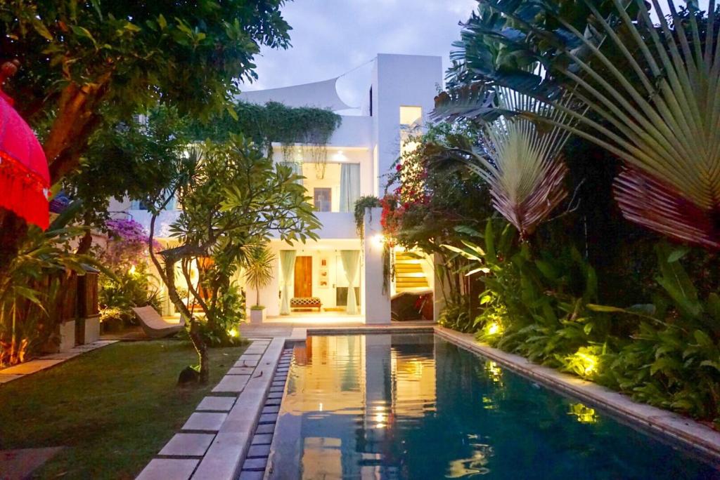 Villa Saffira, Seminyak - Pool, Garden, Rooftop - Walk to Beach and Cafes! Villa Saffira, Seminyak - Pool, Garden, Rooftop - Walk to Beach and Cafes!