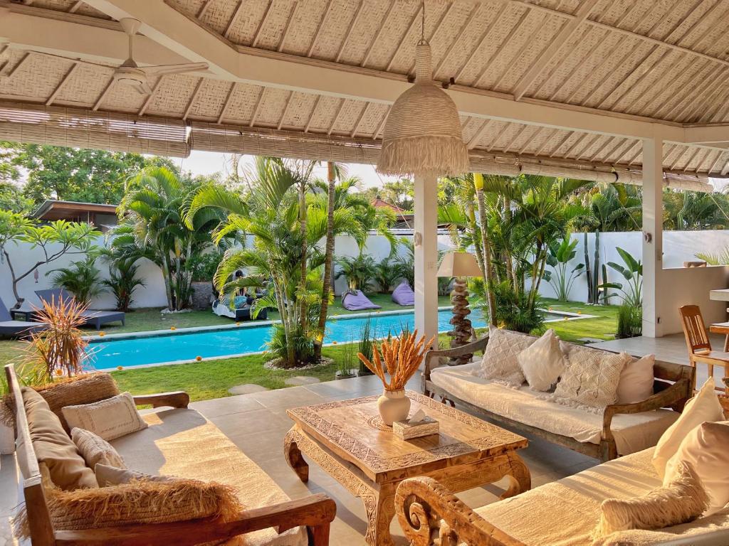 Villa Rocher - Modern 3 BR Villa Batu Belig 3 min beach Villa Rocher - Modern 3 BR Villa Batu Belig 3 min beach