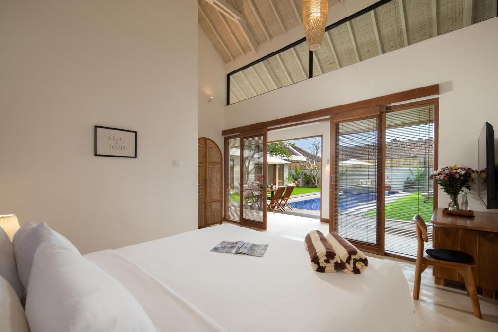 NEW, Seminyak 8 Bed,10 Bath Villa, Best Location