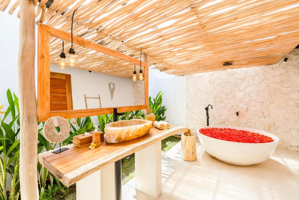 Villa Chandika - 4 BDR Villa with private Pool, walk to the beach Villa Chandika - 4 BDR Villa with private Pool, walk to the beach