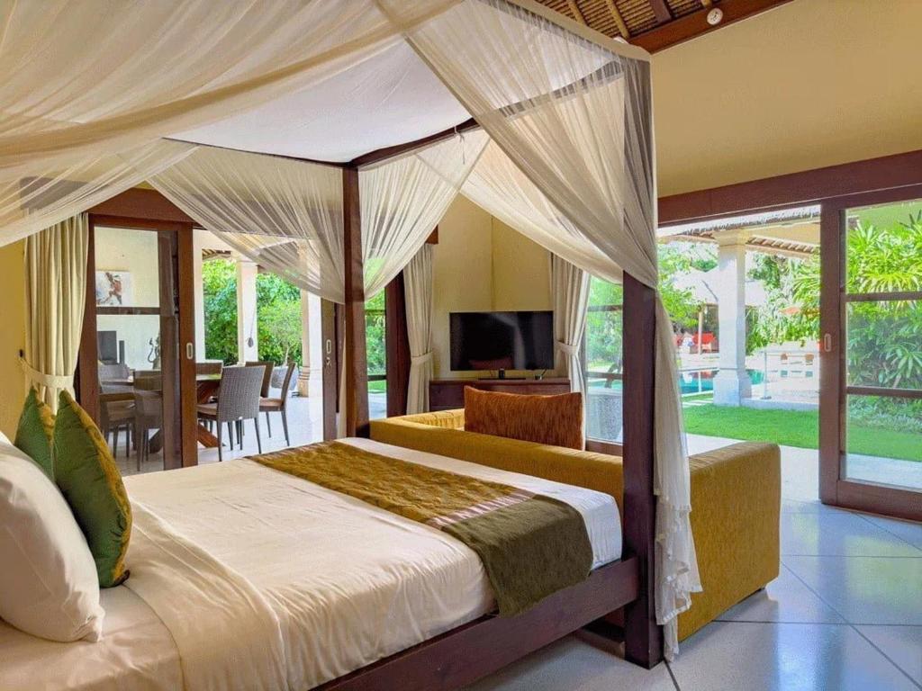 Luxury 4BR - Villa Santai - Central Seminyak Luxury 4BR - Villa Santai - Central Seminyak