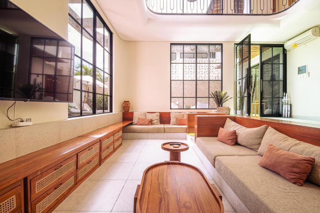 Chic 4-Br Villa in Central Seminyak, Beach 5 mins Chic 4-Br Villa in Central Seminyak, Beach 5 mins