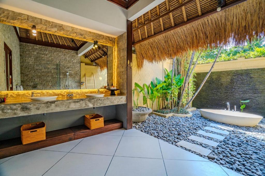Villa Evelyne, Luxury Villa, Fully Staffed, Central Seminyak Villa Evelyne, Luxury Villa, Fully Staffed, Central Seminyak